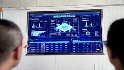 “万成机电”一部手机管理车间，生产进度工人工资实时同步，年增长超30%